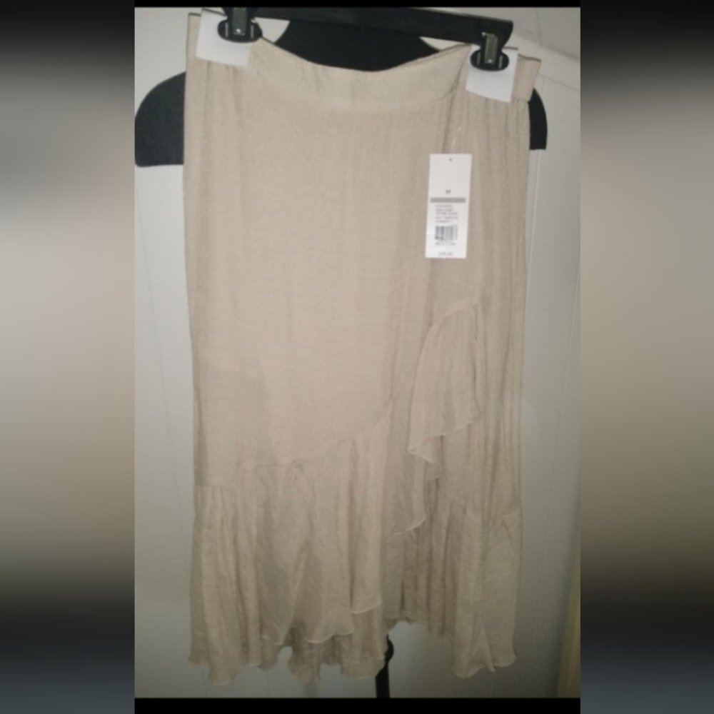 Beige ruffle skirt size Medium Belk NWT